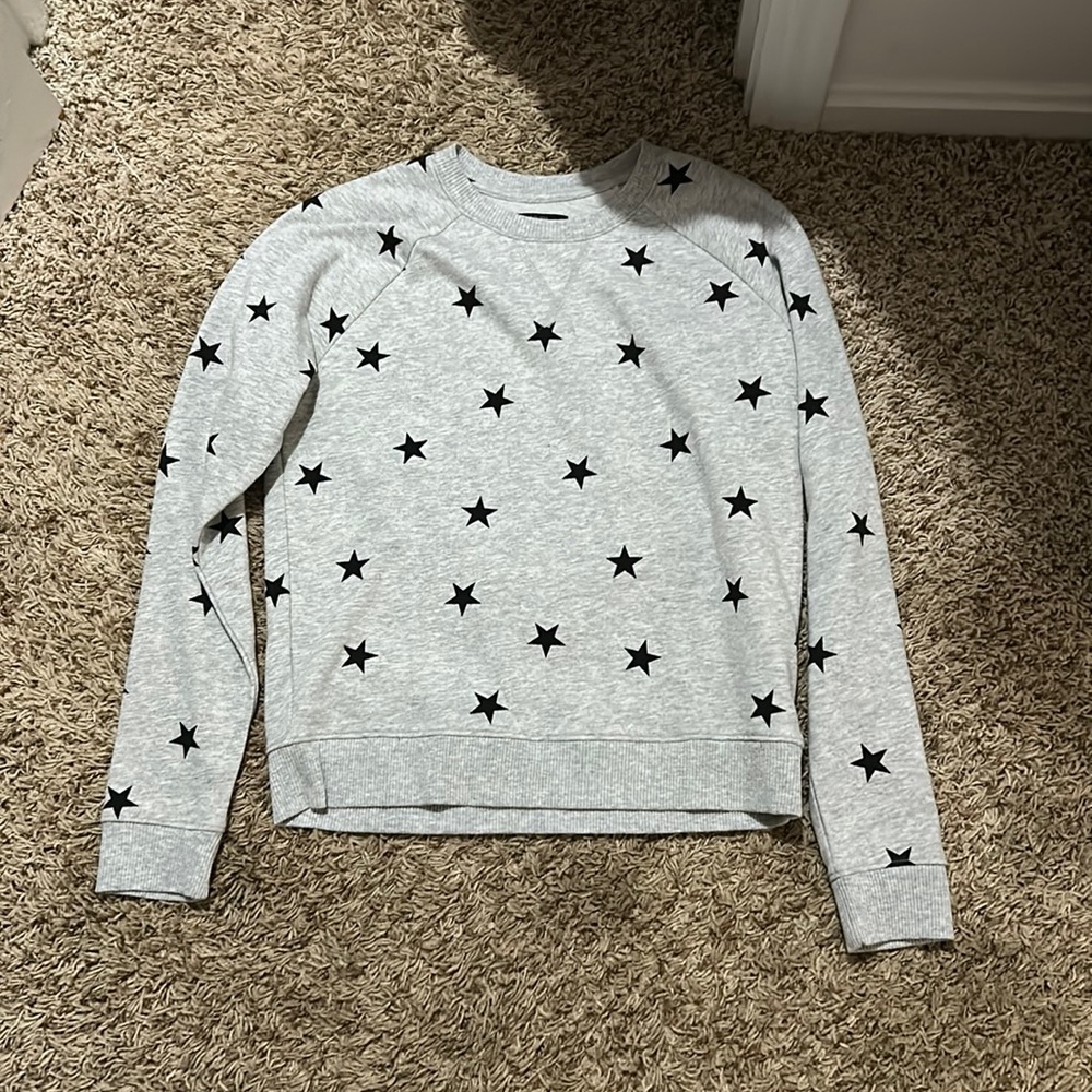 Grey sweatshirt with black stars.